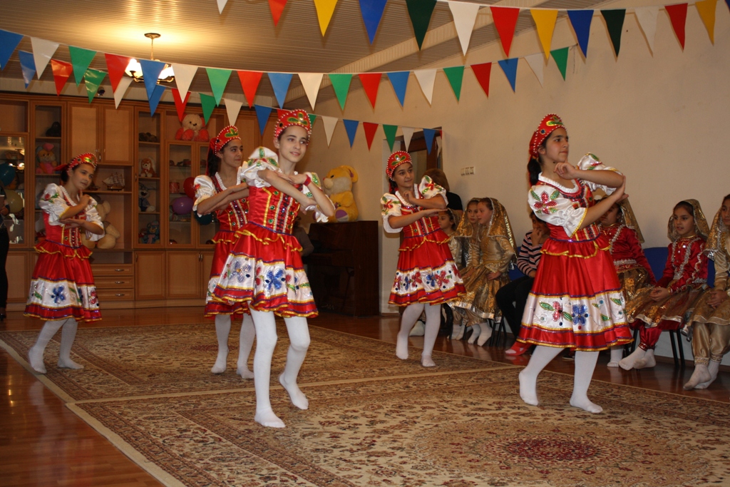 В одном из детских домов Баку преподают русский язык и изобразительное искусство (ФОТО)