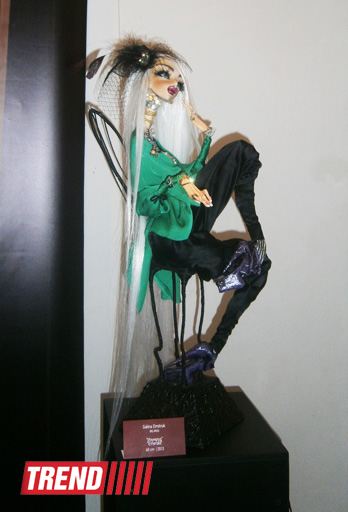 "Высокие каблуки" мастера из Беларуси на Бакинском биеннале кукол (ФОТО)