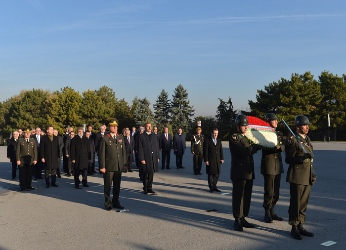 Президент Азербайджана посетил Мавзолей Ататюрка (ФОТО)