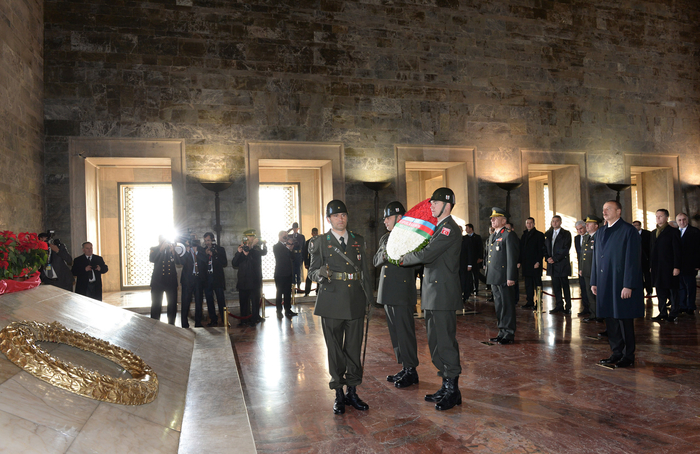 Президент Азербайджана посетил Мавзолей Ататюрка (ФОТО)