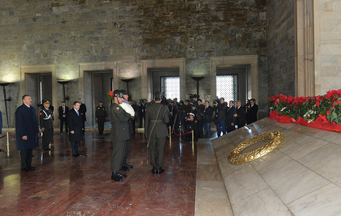 Президент Азербайджана посетил Мавзолей Ататюрка (ФОТО)