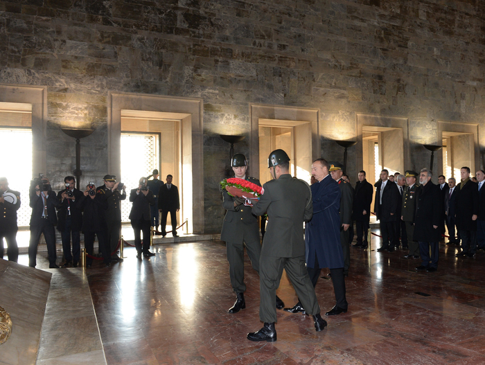 Президент Азербайджана посетил Мавзолей Ататюрка (ФОТО)