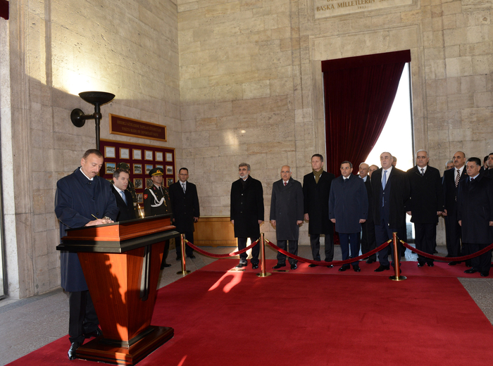 Президент Азербайджана посетил Мавзолей Ататюрка (ФОТО)