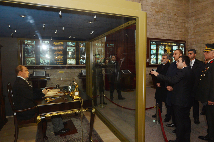 Президент Азербайджана посетил Мавзолей Ататюрка (ФОТО)