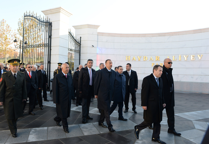 Президент Азербайджана ознакомился с парком Гейдара Алиева в Анкаре (ФОТО)