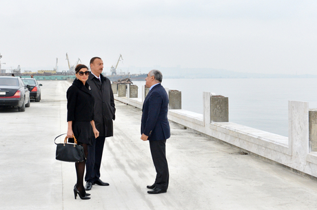 Президент Азербайджана и его супруга ознакомились со строительными работами на бульваре в "Baku White City" (ФОТО)