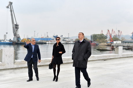 Президент Азербайджана и его супруга ознакомились со строительными работами на бульваре в "Baku White City" (ФОТО)