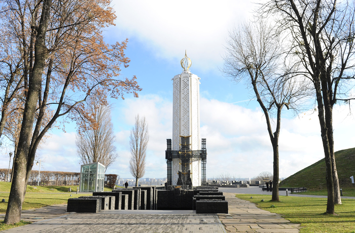 Ильхам Алиев посетил памятник жертвам Голодомора 1930-х годов (ФОТО)