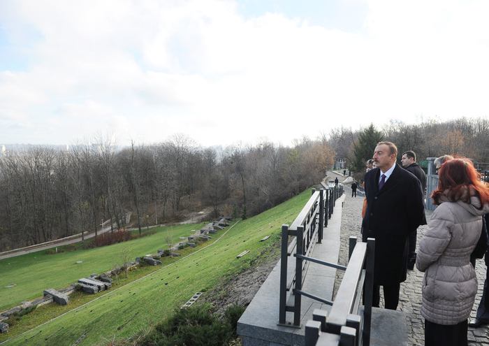 Ильхам Алиев посетил памятник жертвам Голодомора 1930-х годов (ФОТО)