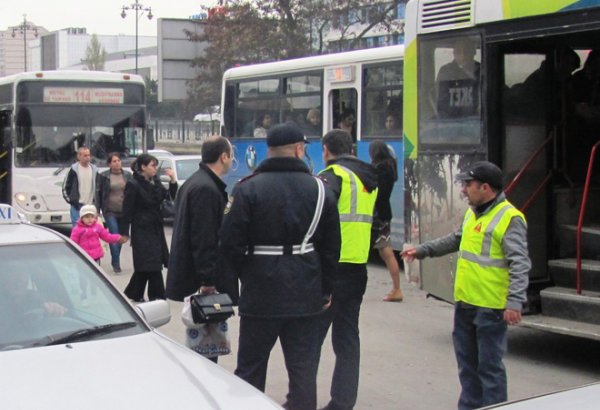 В Баку проведена акция по пропаганде ПДД - нарушение правил остановки и стоянки  (ФОТО)
