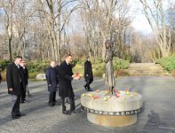 Ильхам Алиев посетил памятник жертвам Голодомора 1930-х годов (ФОТО)