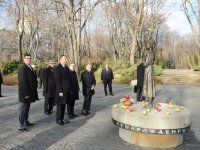 Ильхам Алиев посетил памятник жертвам Голодомора 1930-х годов (ФОТО)