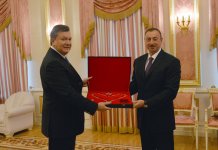 Президенты Украины и Азербайджана обменялись государственными наградами (ФОТО)