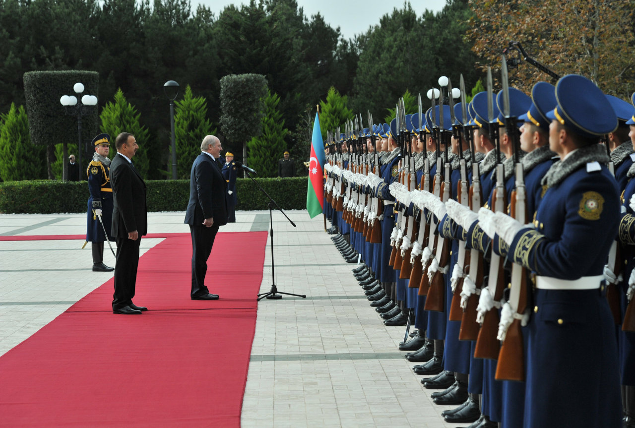 В Баку состоялась церемония официальной встречи президента Беларуси (ФОТО)
