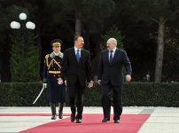 В Баку состоялась церемония официальной встречи президента Беларуси (ФОТО)