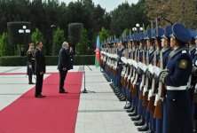 В Баку состоялась церемония официальной встречи президента Беларуси (ФОТО)