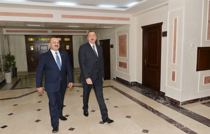 Ильхам Алиев ознакомился со зданием исполнительной власти Сабаильского района Баку после капремонта (ФОТО)