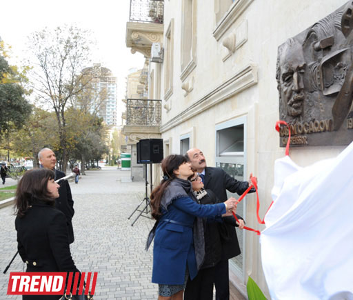 В Баку состоялось открытие барельефа Расима Оджагова (фото)