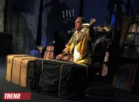 "Человек-амфибия" - Дон Жуан и Тарзан - монах представили в Баку суперкомедию (ФОТО)