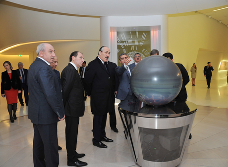 Президент Дагестана ознакомился с Центром Гейдара Алиева (ФОТО)