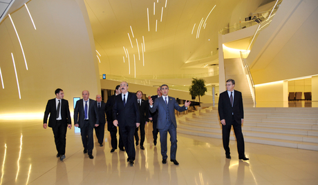 Президент Дагестана ознакомился с Центром Гейдара Алиева (ФОТО)