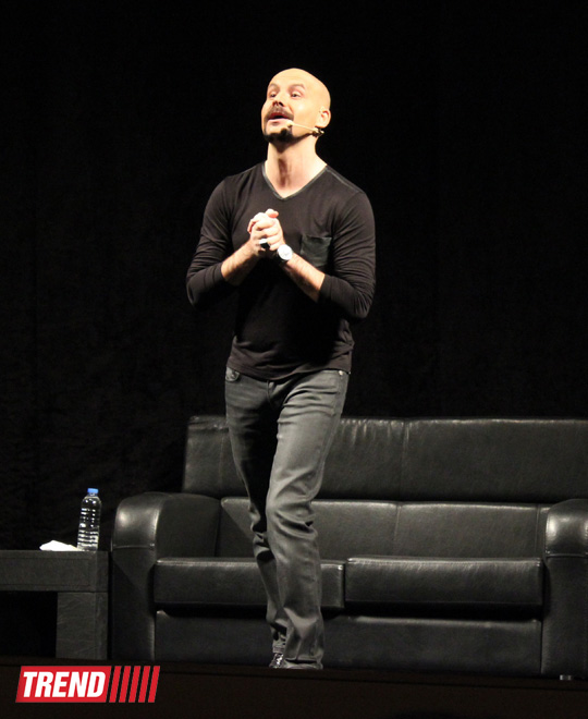 В Баку выступил турецкий юморист и шоумен Аталай Демирчи: "Ребёнок - аутист - Быть вместе!" (ФОТО)