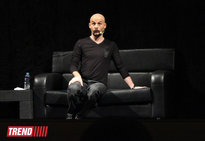 В Баку выступил турецкий юморист и шоумен Аталай Демирчи: "Ребёнок - аутист - Быть вместе!" (ФОТО)