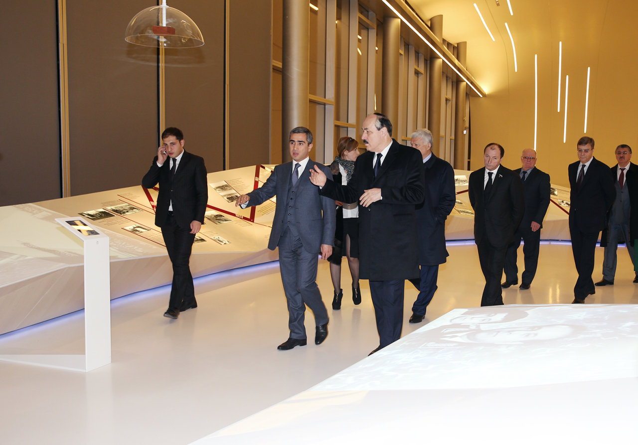 Президент Дагестана ознакомился с Центром Гейдара Алиева (ФОТО)