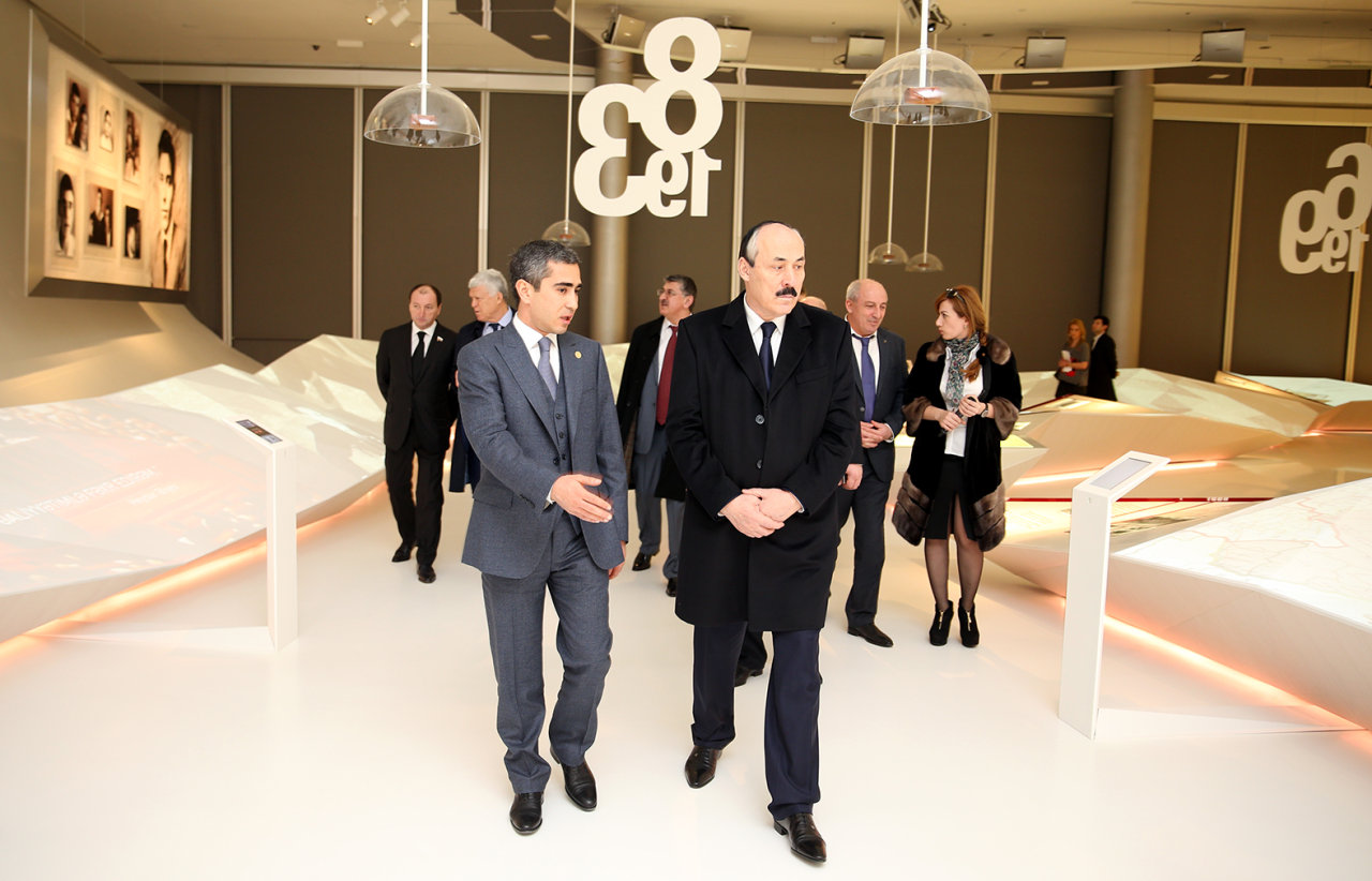 Президент Дагестана ознакомился с Центром Гейдара Алиева (ФОТО)