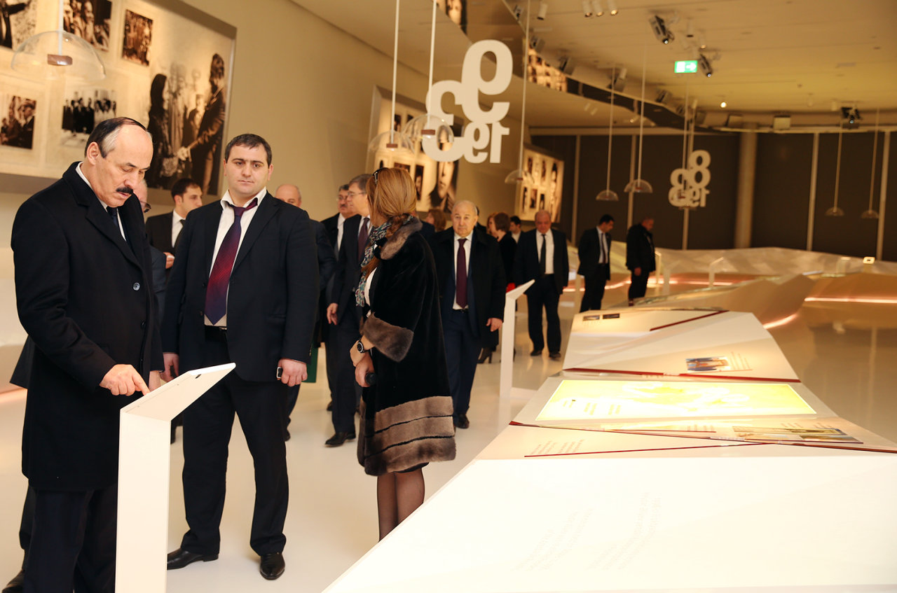 Президент Дагестана ознакомился с Центром Гейдара Алиева (ФОТО)