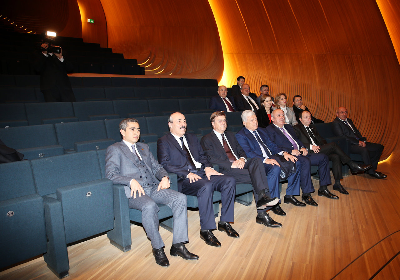 Президент Дагестана ознакомился с Центром Гейдара Алиева (ФОТО)