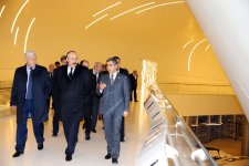 Президент Дагестана ознакомился с Центром Гейдара Алиева (ФОТО)