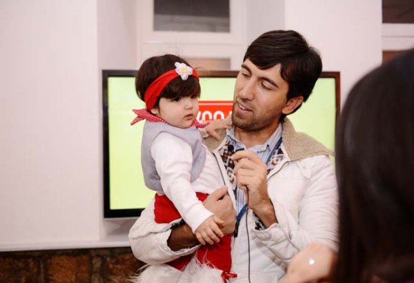 В Баку прошла выставка "Чужих детей не бывает!" (ФОТО)