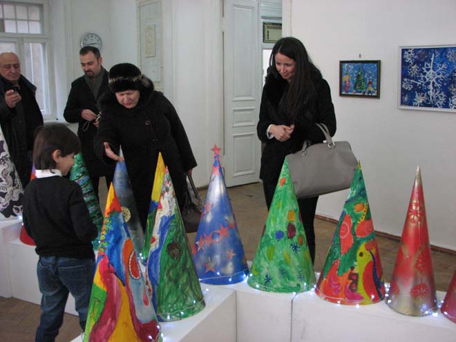 В Баку открылась выставка "Моя елка": красочные, живописные и колоритные работы (ФОТО)
