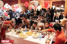 В Баку певцы и спортсмены провели для детей праздничный вечер "Мы вместе!" (ФОТО)