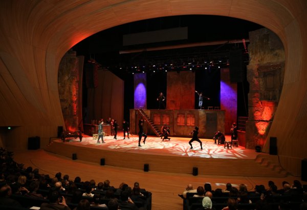 В Центре Гейдара Алиева представлен мюзикл "Мелодии Верийского квартала"  с участием звезд кино и театра Грузии (ФОТО)