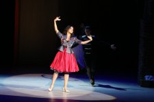 В Центре Гейдара Алиева представлен мюзикл "Мелодии Верийского квартала"  с участием звезд кино и театра Грузии (ФОТО)