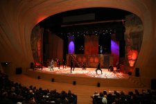 В Центре Гейдара Алиева представлен мюзикл "Мелодии Верийского квартала"  с участием звезд кино и театра Грузии (ФОТО)