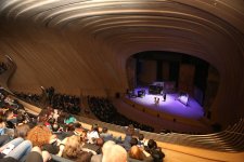 В Центре Гейдара Алиева представлен мюзикл "Мелодии Верийского квартала"  с участием звезд кино и театра Грузии (ФОТО)