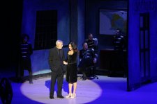 В Центре Гейдара Алиева представлен мюзикл "Мелодии Верийского квартала"  с участием звезд кино и театра Грузии (ФОТО)