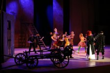 В Центре Гейдара Алиева представлен мюзикл "Мелодии Верийского квартала"  с участием звезд кино и театра Грузии (ФОТО)