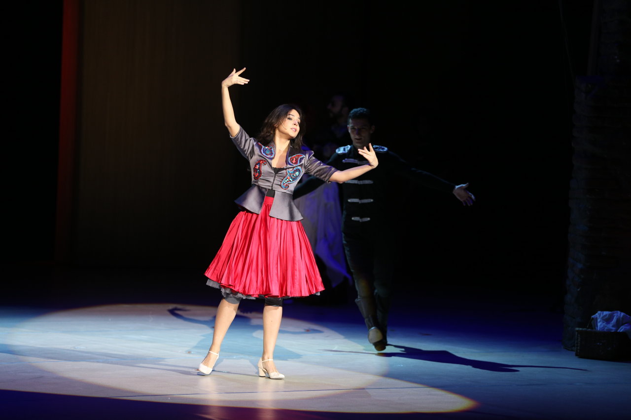 В Центре Гейдара Алиева представлен мюзикл "Мелодии Верийского квартала"  с участием звезд кино и театра Грузии (ФОТО)