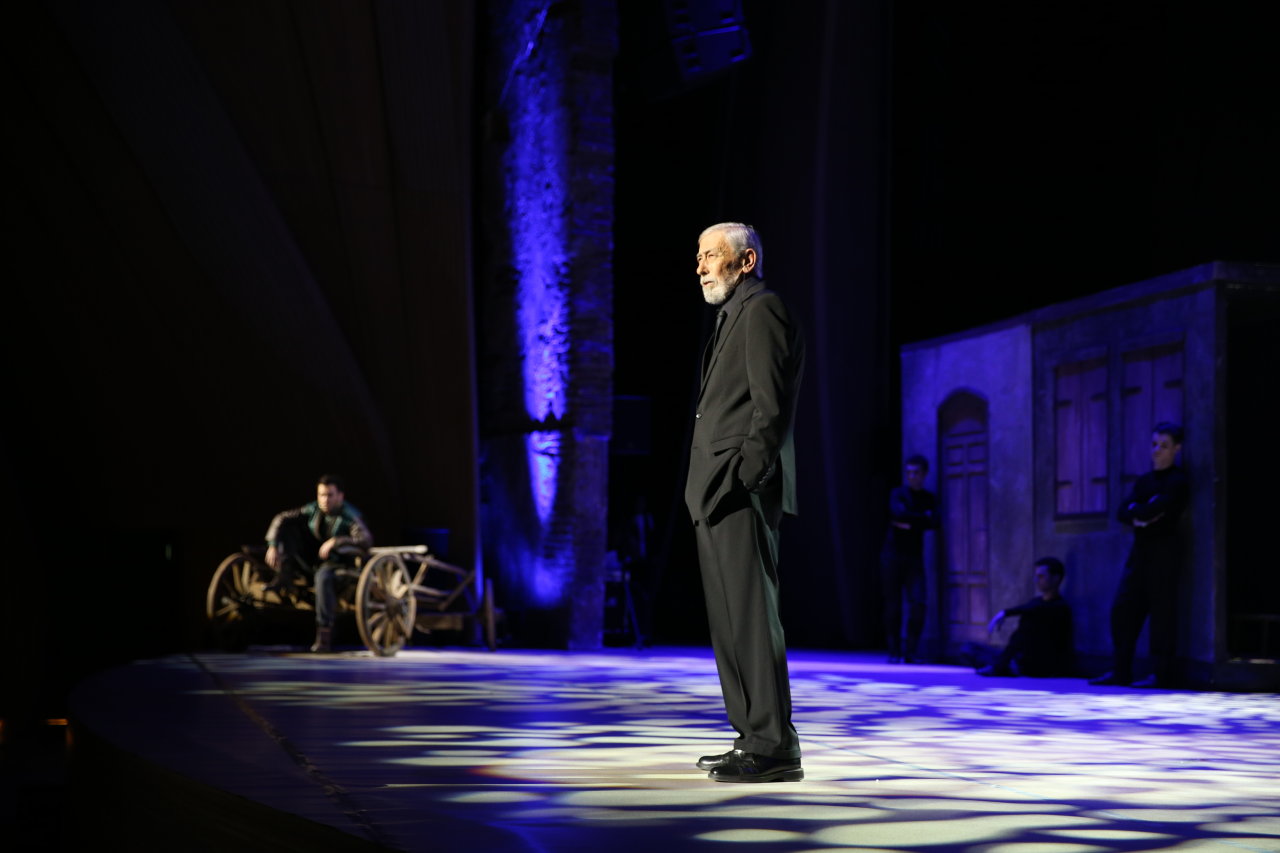 В Центре Гейдара Алиева представлен мюзикл "Мелодии Верийского квартала"  с участием звезд кино и театра Грузии (ФОТО)