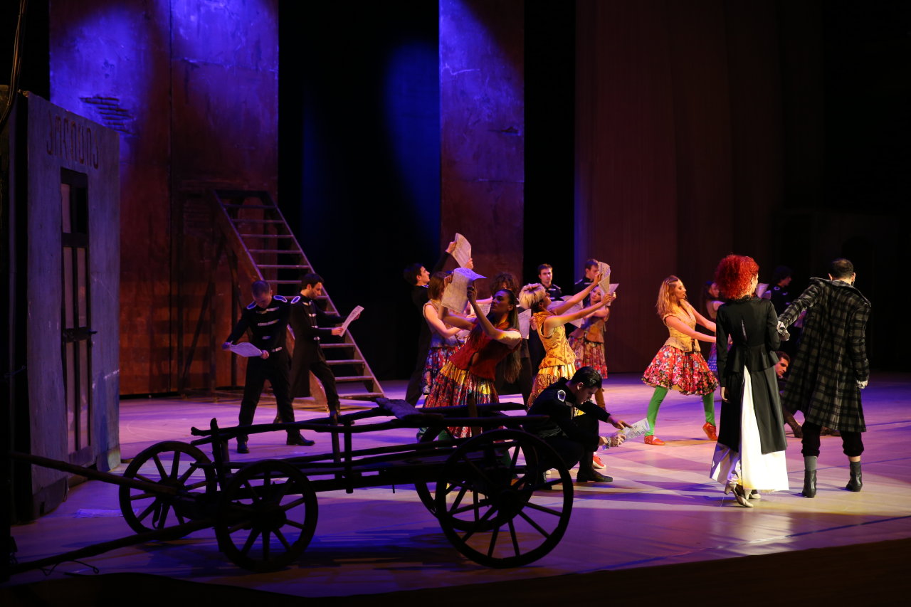 В Центре Гейдара Алиева представлен мюзикл "Мелодии Верийского квартала"  с участием звезд кино и театра Грузии (ФОТО)