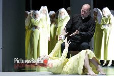 Авез Абдулла покорил Берлин в мистической опере "Огненный ангел", успев перед премьерой сломать руку (фото)