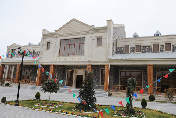 Ильхам Алиев ознакомился с Центром молодежи в Гейгеле (ФОТО)