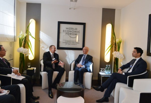 Президент Азербайджана встретился в Давосе с исполнительным председателем Всемирного экономического форума