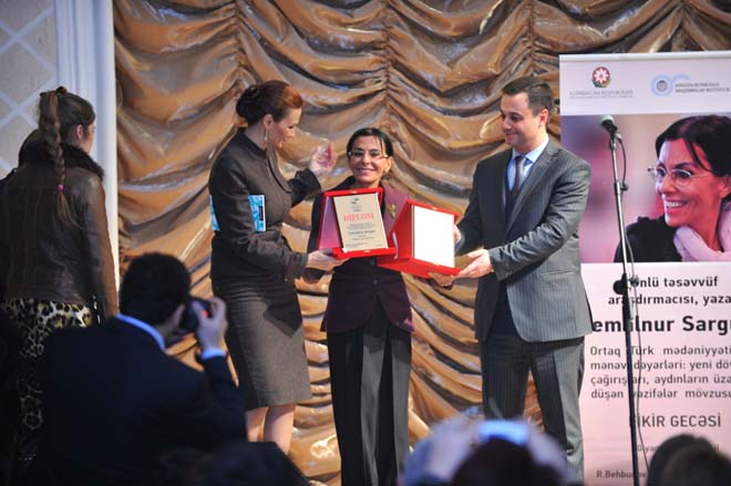 В Баку состоялся вечер известной турецкой писательницы Джемалнур Саргут (ФОТО)