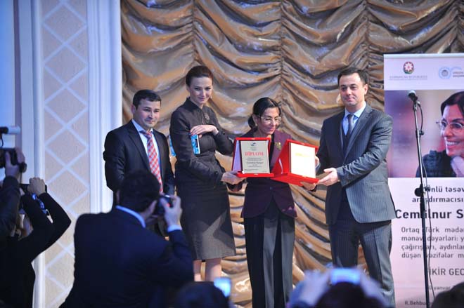 В Баку состоялся вечер известной турецкой писательницы Джемалнур Саргут (ФОТО)