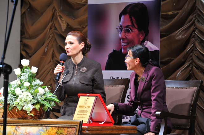 В Баку состоялся вечер известной турецкой писательницы Джемалнур Саргут (ФОТО)